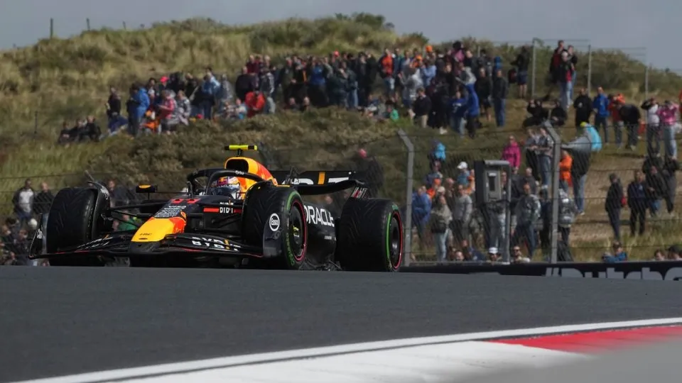 ¡El clima traicionero y Checo Pérez en apuros en Zandvoort!