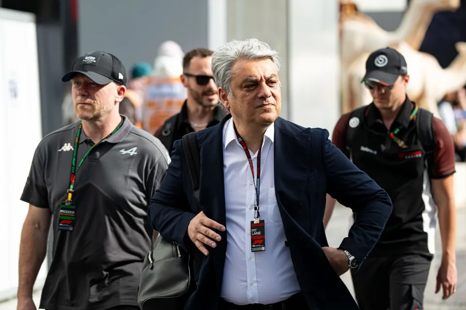 ¡El Drama en el Paddock! ¿Alpine se Rinde ante Mercedes?