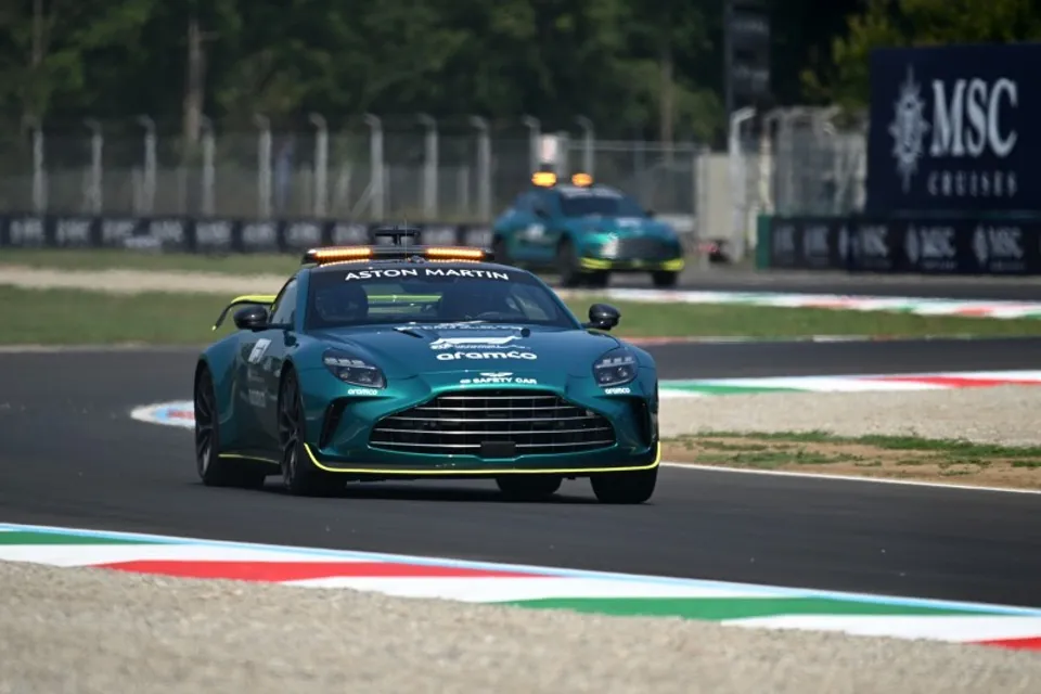 ¡Increíble! Piloto del coche de seguridad se lleva el susto del año en Monza!